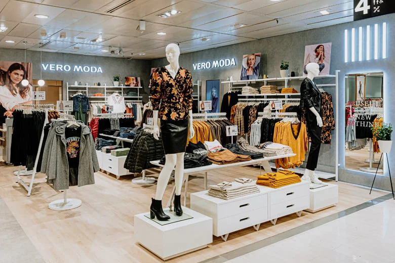 Tailor-made commercial furniture made by InscaShops for Vero Moda