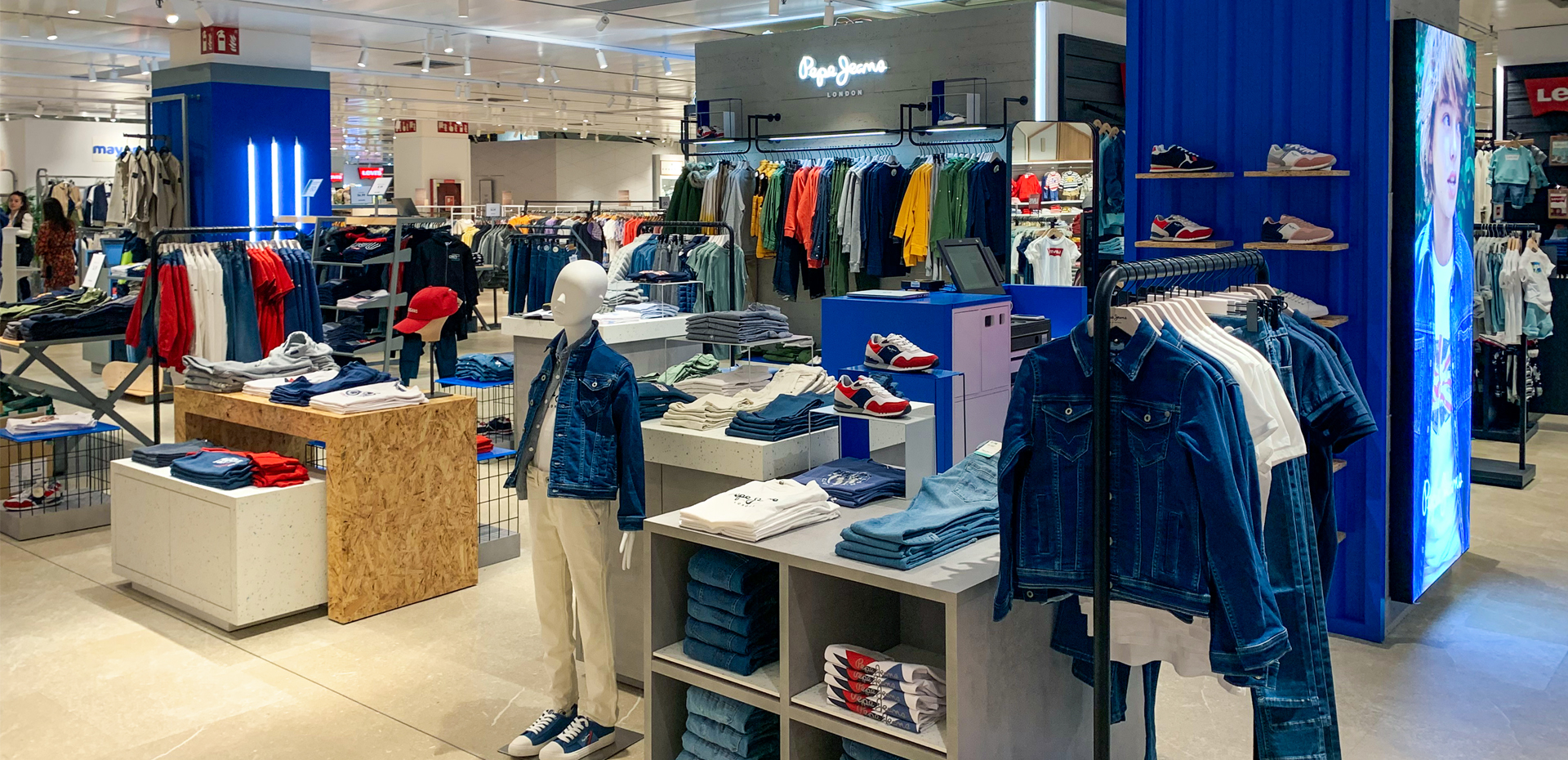 Iluminación personalizada para corners de ropa ropa en espacios comerciales
