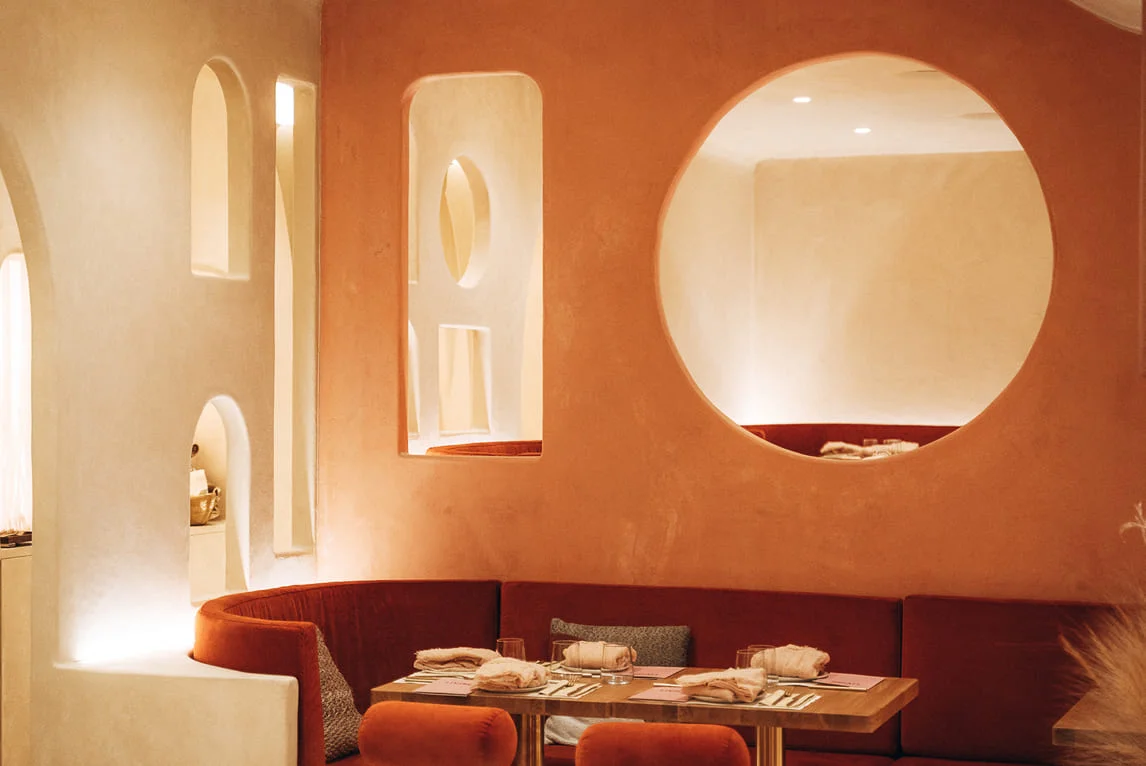 Imagen del restaurante Living Bakkali de Valencia, en el que hemos fabricado parte del mobiliario comercial de uno de los restaurantes más bonitos del mundo